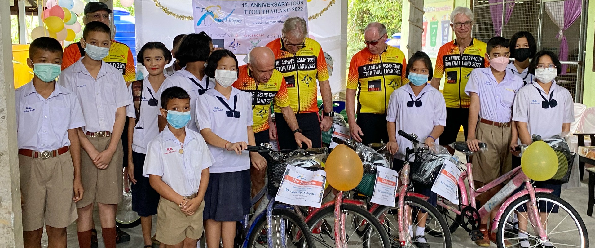 Übergabe von Fahrrädern an eine Schulklasse in Thailand